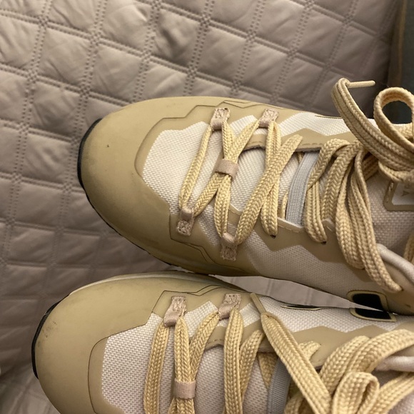 Veja women shoe size 7 Look NEW was seldom used. 
Was bought in Nortsdrom Rack. - Picture 7 of 12